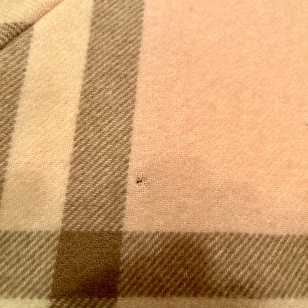 Burberry Cashmere/wool blend Poncho. Classic plaid in pink and brown
Candy Check - Picture 10 of 10